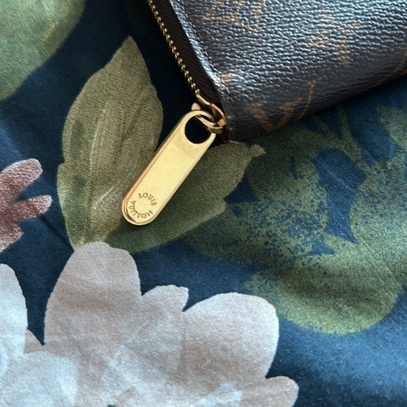 Louis Vuitton Zippy Wallet - Picture 7 of 8